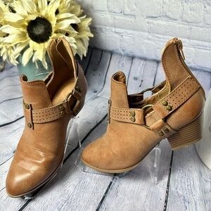 “Qupid” brown leather ankle boots